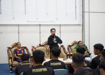 Wakil Wali Kota Pontianak Bahasan memberikan arahan saat melepas atlet Persipon yang akan berlaga di Liga 4 Piala Gubernur Kalbar.