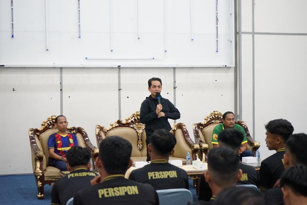 Wakil Wali Kota Pontianak Bahasan memberikan arahan saat melepas atlet Persipon yang akan berlaga di Liga 4 Piala Gubernur Kalbar.