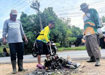 Warga di Kelurahan Pal Lima bahu-membahu membersihkan lingkungan.
