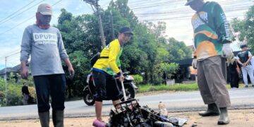 Warga di Kelurahan Pal Lima bahu-membahu membersihkan lingkungan.