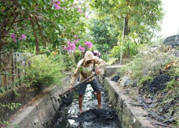 Warga di Kecamatan Pontianak Kota bergotong royong membersihkan lingkungan.