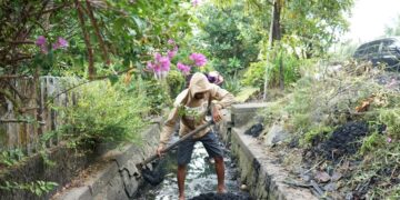 Warga di Kecamatan Pontianak Kota bergotong royong membersihkan lingkungan.