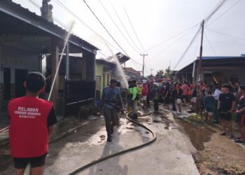 Si jago merah hanguskan satu unit rumah permanen di Komplek Bhayangkara Permai, Desa Sungai Raya Dalam, Kecamatan Sungai Raya, Kabupaten Kubu Raya, Kalimantan Barat, pada Senin (26/1/2026) sore.