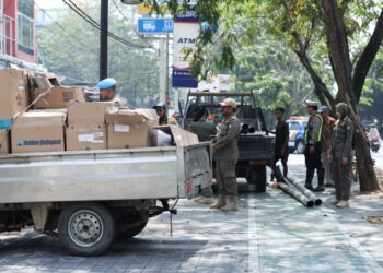 Tim Gabungan menggelar penertiban parkir di trotoar dan badan jalan.
