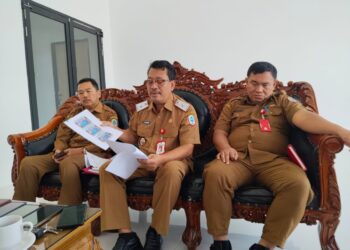 Sekda Kapuas Hulu Ambrosius Sadau saat memberikan penjelasan kepada wartawan. Ist