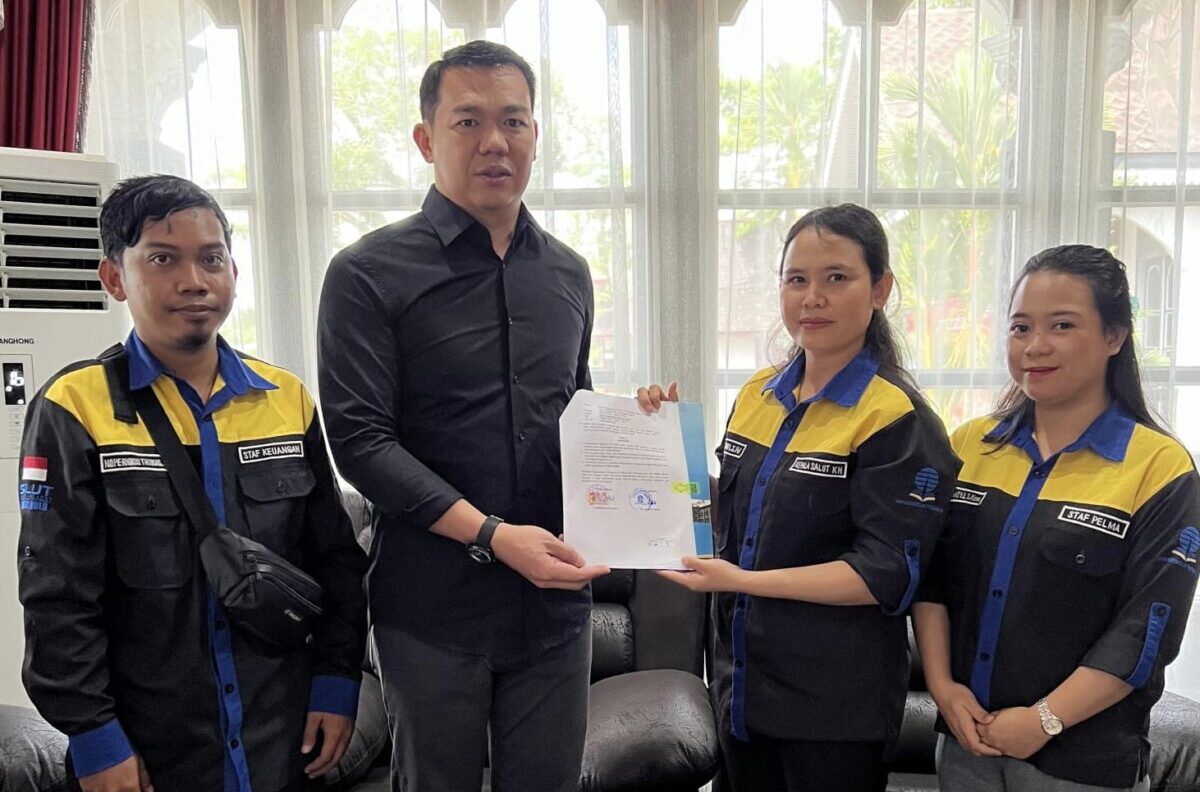Bupati Kapuas Hulu saat menjalin kerjasama dengan Universitas Terbuka SALUT Kapuas Hulu. Ist