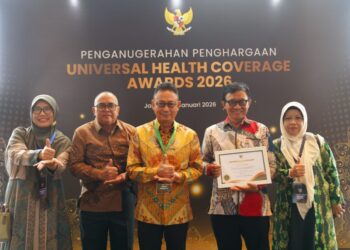 Wali Kota Pontianak Edi Rusdi Kamtono berfoto bersama usai menerima piagam penghargaan UHC Pratama dari BPJS Kesehatan.