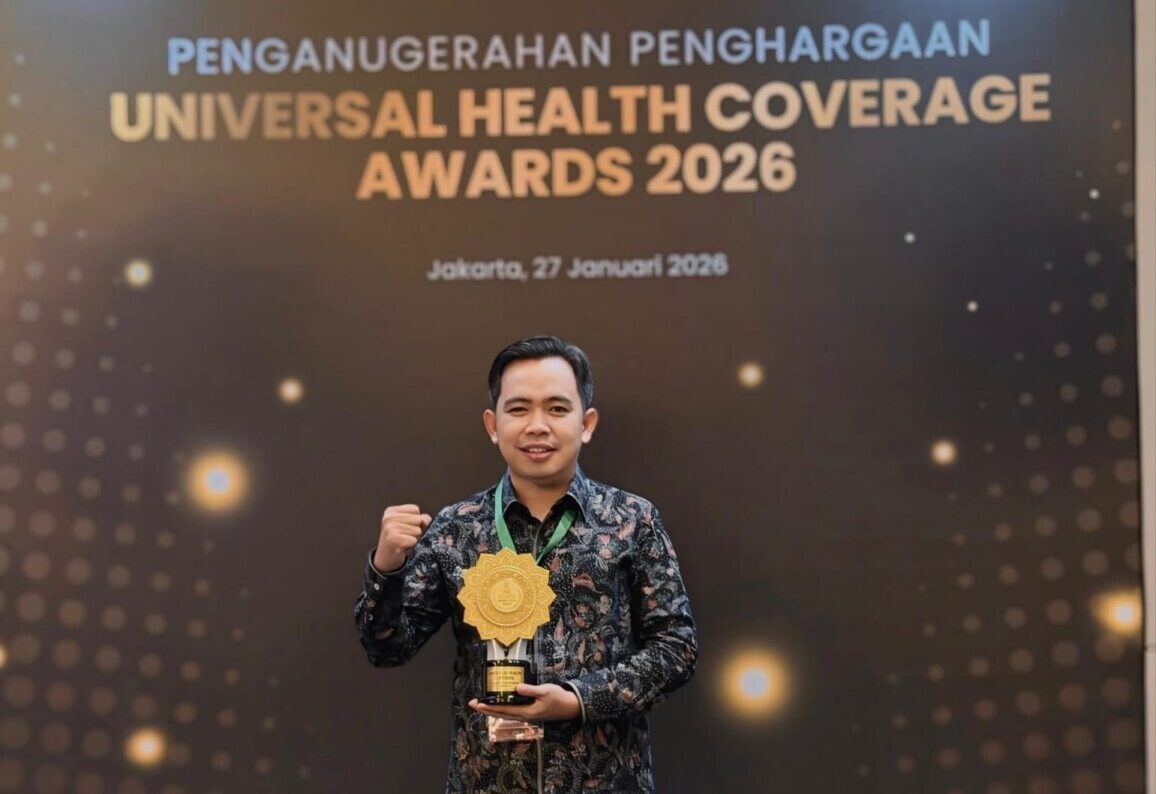 Bupati Fawait menerima UHC Award 2026 dari BPJS Kesehatan (foto: istimewa)