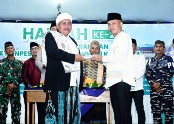 Pimpinan Ponpes Hidayaturrahman memberikan penghargaan ke Sekda Ketapang. Foto: Prokopim.