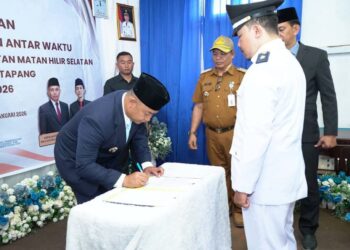 Bupati Ketapang, Alexander Wilyo menandatangani BA pelantikan Kades hasil PAW. Foto: Istimewa.
