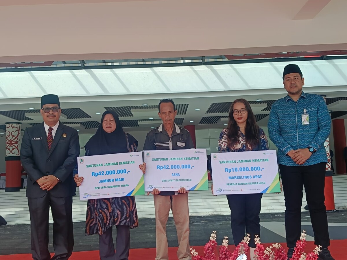 Sekretaris Daerah Kapuas Hulu Ambrosius Sadau saat menyerahkan santunan JKM kepada ahli waris peserta BPJS Ketenagakerjaan. Ist