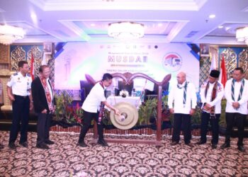 Wali Kota Pontianak Edi Rusdi Kamtono memukul gong menandai dimulainya Musda II APTRINDO Kalbar.