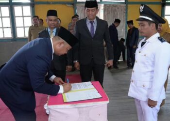 Bupati Ketapang, Alexander Wilyo menandatangani BA pelantikan PAW Kades Asam Jelai. Foto: Prokopim.