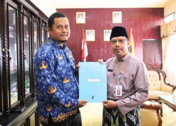 Sekretaris Daerah Kabupaten Mempawah, Ismail, secara resmi menyerahkan Surat Keputusan (SK) Bupati Mempawah terkait perpanjangan kontrak Pegawai Pemerintah PPPK