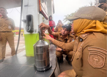 Erlina, saat melakukan sidak ke Stasiun SPBU Sungai Pinyuh (Foto Prokopim)