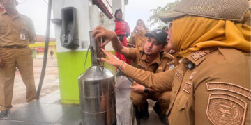Erlina, saat melakukan sidak ke Stasiun SPBU Sungai Pinyuh (Foto Prokopim)