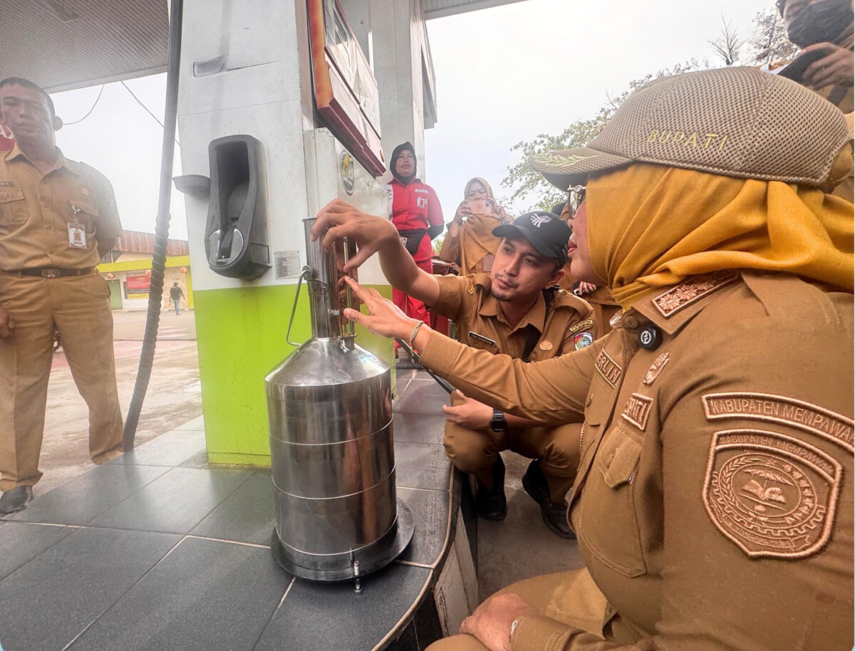 Erlina, saat melakukan sidak ke Stasiun SPBU Sungai Pinyuh (Foto Prokopim)