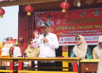 Wakil Bupati Mempawah, Juli Suryadi,saat menyampaikan kata sambutan pada pembukaan pelaksanaan operasi pasar murah di Kelenteng Sam Bo Ja, Desa Semudun, Kecamatan Sungai Kunyit. (Foto Prokopim Mempawah)