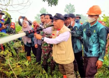 Juli Suryadi, ikut memadamkan api dilokasi kebakaran hutan dan lahan di Desa Galang, Kecamatan Sungai Pinyuh