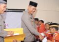 Kapolres Mempawah saat menyerahkan Tali asih kepada sejumlah Santri pada kegitan Buka puasa bersama Personel Polres, anggota Bayangkari Mempawah di ruang Rupatama Polres Mempawah