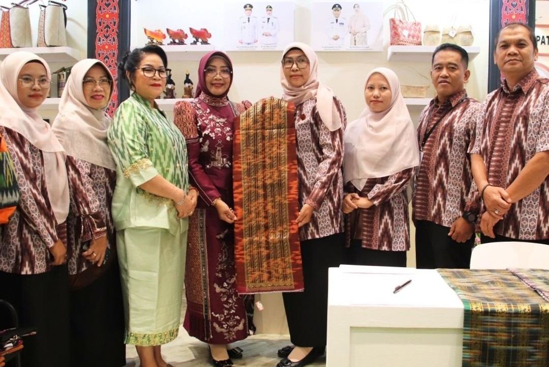 Bupati Mempawah yang juga menjabat sebagai Ketua Dekranasda Provinsi Kalimantan Barat saat The Jakarta International Handicraft Trade Fair (INACRAFT) 2026 di Jakarta Convention Center (JCC)