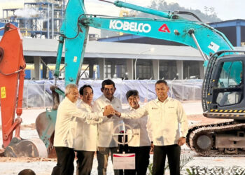 Direktur Utama MIND ID Maroef Sjamsoeddin (tengah), Direktur Utama ANTAM Untung Budiharto (kanan), Direktur Utama Bukit Asam Arsal Ismail (kedua kiri), Direktur Utama INALUM Melati Sarnita (kedua kanan), dan Direktur Utama BAI Darwin Saleh Siregar (kiri) saat Groundbreaking Fasilitas Pengolahan dan Pemurnian Bauksit - Alumina – Aluminium di lokasi kegiatan PT BAI Mempawah Kalimantan Barat