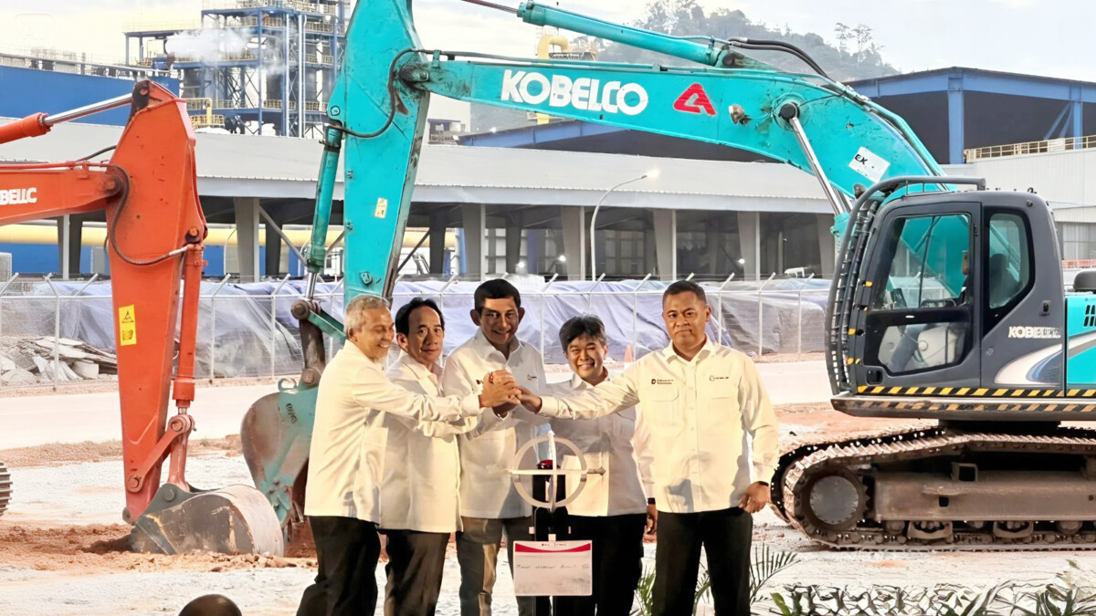 Direktur Utama MIND ID Maroef Sjamsoeddin (tengah), Direktur Utama ANTAM Untung Budiharto (kanan), Direktur Utama Bukit Asam Arsal Ismail (kedua kiri), Direktur Utama INALUM Melati Sarnita (kedua kanan), dan Direktur Utama BAI Darwin Saleh Siregar (kiri) saat Groundbreaking Fasilitas Pengolahan dan Pemurnian Bauksit - Alumina – Aluminium di lokasi kegiatan PT BAI Mempawah Kalimantan Barat 