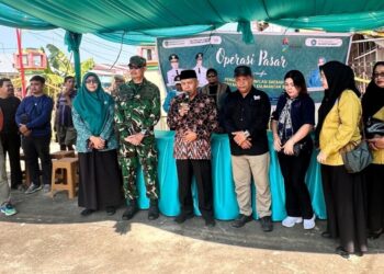 Wakil Bupati Mempawah Juli Suryadi saat membuka operasi pasar murah di Kawasan Klenteng Tri Dharma Mempawah. (Foto Prokopim Mempawah)