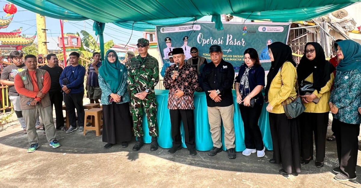 Wakil Bupati Mempawah Juli Suryadi saat membuka operasi pasar murah di Kawasan Klenteng Tri Dharma Mempawah. (Foto Prokopim Mempawah)