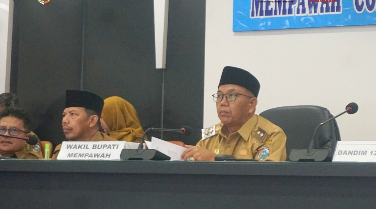 Rapat Koordinasi Pengendalian Inflasi Daerah yang dipimpin Menteri Dalam Negeri Tito Karnavian. Kegiatan tersebut dilaksanakan secara virtual dari Gedung Mempawah Command Center. (Foto Prokopim Mempawah)