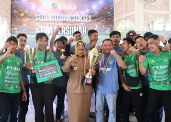 Suasana bangga menyelimuti Rumah Dinas Bupati Mempawah saat Bupati Erlina secara resmi menyambut kepulangan tim Persiwah Mempawah yang sukses menjuarai Liga 4 Piala Gubernur Kalimantan Barat 2026. (Foto Prokopim Mempawah)