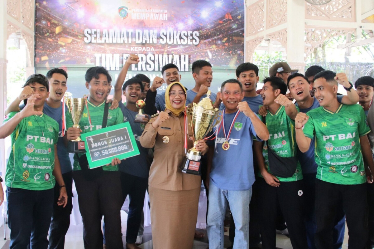 Suasana bangga menyelimuti Rumah Dinas Bupati Mempawah saat Bupati Erlina secara resmi menyambut kepulangan tim Persiwah Mempawah yang sukses menjuarai Liga 4 Piala Gubernur Kalimantan Barat 2026. (Foto Prokopim Mempawah)