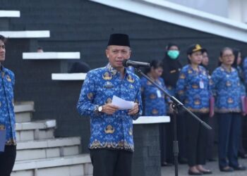 Sekda Ketapang ketika memimpin apel gabungan seluruh ASN. Foto: Prokopim.