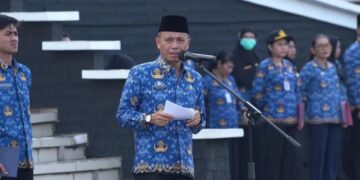 Sekda Ketapang ketika memimpin apel gabungan seluruh ASN. Foto: Prokopim.