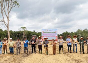 Bupati Ketapang bersama jajaran Forkopimda dan Pemdes Ratu Elok poto bersama usai penanaman jagung. Foto: Prokopim.