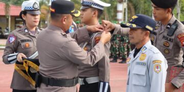 Waka Polres Melawi saat menyematlan pita dalam Apel Gelar Pasukan Operasi Keselamatan Kapuas 2026, Senin (2/2/2026), di halaman Mapolres Melawi