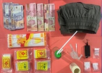 Petugas menemukan satu buah tabung kaca kecil bekas pakai yang diduga digunakan untuk mengonsumsi narkotika jenis sabu.