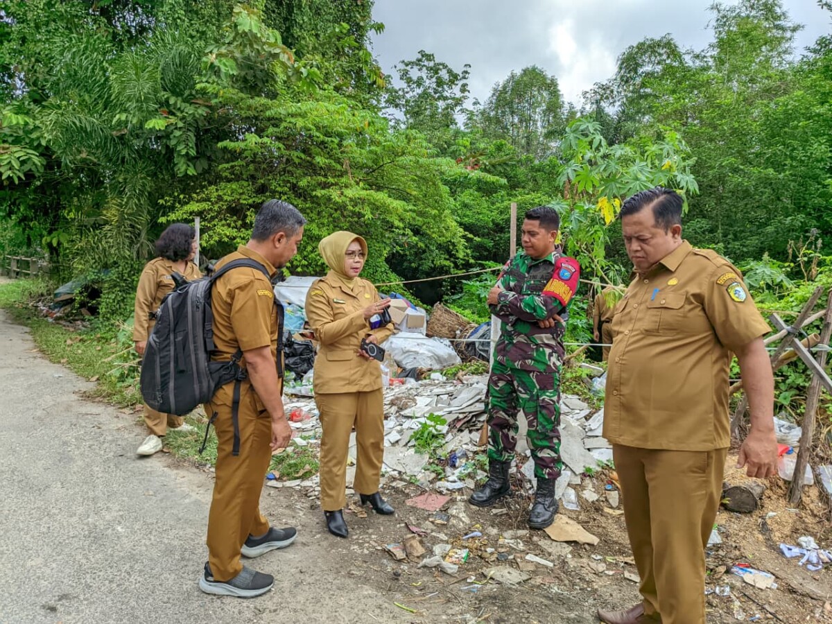 Kepala DLH Kabupaten Sintang, Siti Musrikah lakukan pembenahan sistem penanganan sampah di Jalan Hutan Wisata, Kelurahan Alai, Kecamatan Sintang Selasa (3/2/2026).