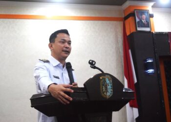 Wakil Bupati Sintang Florensius Ronny saat melantik empat Kepala Desa Antar Waktu Kabupaten Sintang Tahun 2025 di Balai Praja Kantor Bupati Sintang, Rabu (4/2/2026).