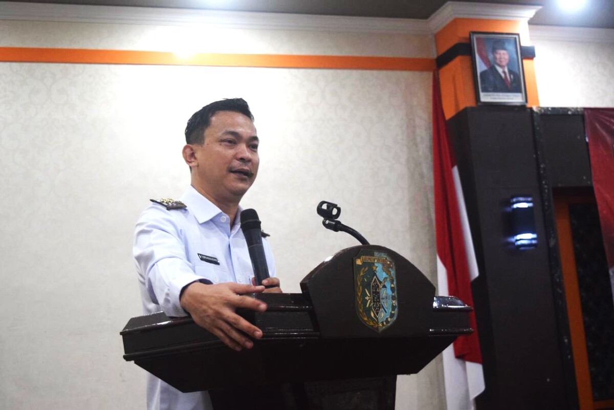 Wakil Bupati Sintang Florensius Ronny saat melantik empat Kepala Desa Antar Waktu Kabupaten Sintang Tahun 2025 di Balai Praja Kantor Bupati Sintang, Rabu (4/2/2026).
