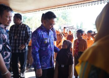 Wali Kota Pontianak Edi Rusdi Kamtono berbincang dengan seorang siswa SD.