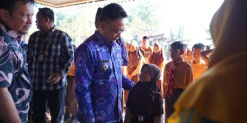 Wali Kota Pontianak Edi Rusdi Kamtono berbincang dengan seorang siswa SD.