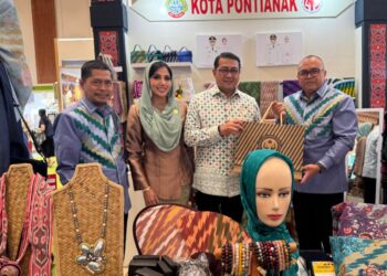 Asisten Administrasi Umum Setda Kota Pontianak, Yusnaldi menyerahkan cenderamata kepada Menteri Ekonomi Kreatif Teuku Riefky Harsya saat mengunjungi stan Kota Pontianak.