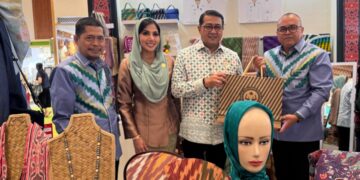 Asisten Administrasi Umum Setda Kota Pontianak, Yusnaldi menyerahkan cenderamata kepada Menteri Ekonomi Kreatif Teuku Riefky Harsya saat mengunjungi stan Kota Pontianak.