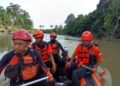 Tim SAR gabungan melakukan pencarian di Sungai Sekayam, Dusun Jemongko, Desa Kuala Dua, Kecamatan Kembayan, Kabupaten Sanggau Rabu, 4 Februari 2026.