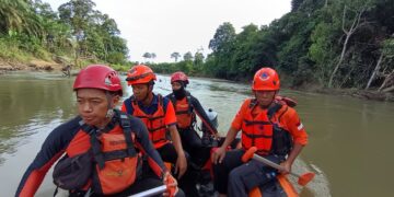 Tim SAR gabungan melakukan pencarian di Sungai Sekayam, Dusun Jemongko, Desa Kuala Dua, Kecamatan Kembayan, Kabupaten Sanggau Rabu, 4 Februari 2026.