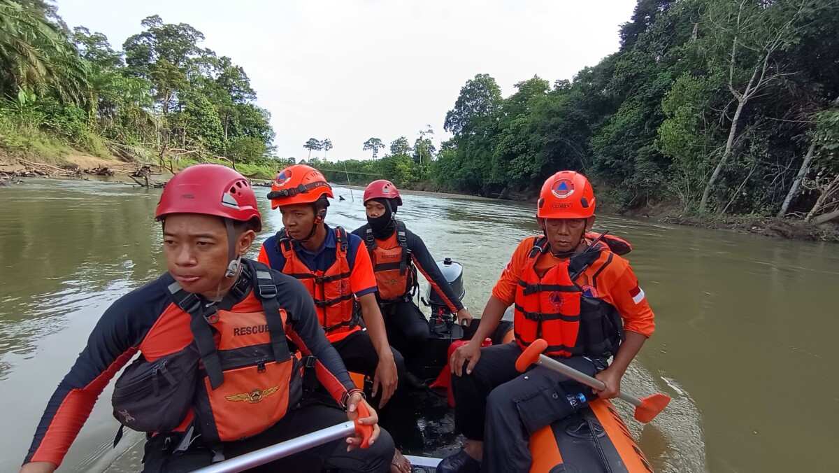 Tim SAR gabungan melakukan pencarian di Sungai Sekayam, Dusun Jemongko, Desa Kuala Dua, Kecamatan Kembayan, Kabupaten Sanggau Rabu, 4 Februari 2026.
