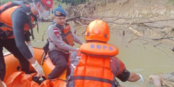 Tim SAR gabungan temukan seorang anak bernama Kenzo Alfaro yang dilaporkan tenggelam di Sungai Sekayam pada 3 Februari 2026.
