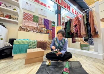 Natalia Desca Rina, perajin asal Pontianak tengah membuat sandal kulit di stand INACRAFT Jakarta