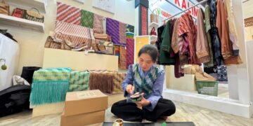 Natalia Desca Rina, perajin asal Pontianak tengah membuat sandal kulit di stand INACRAFT Jakarta